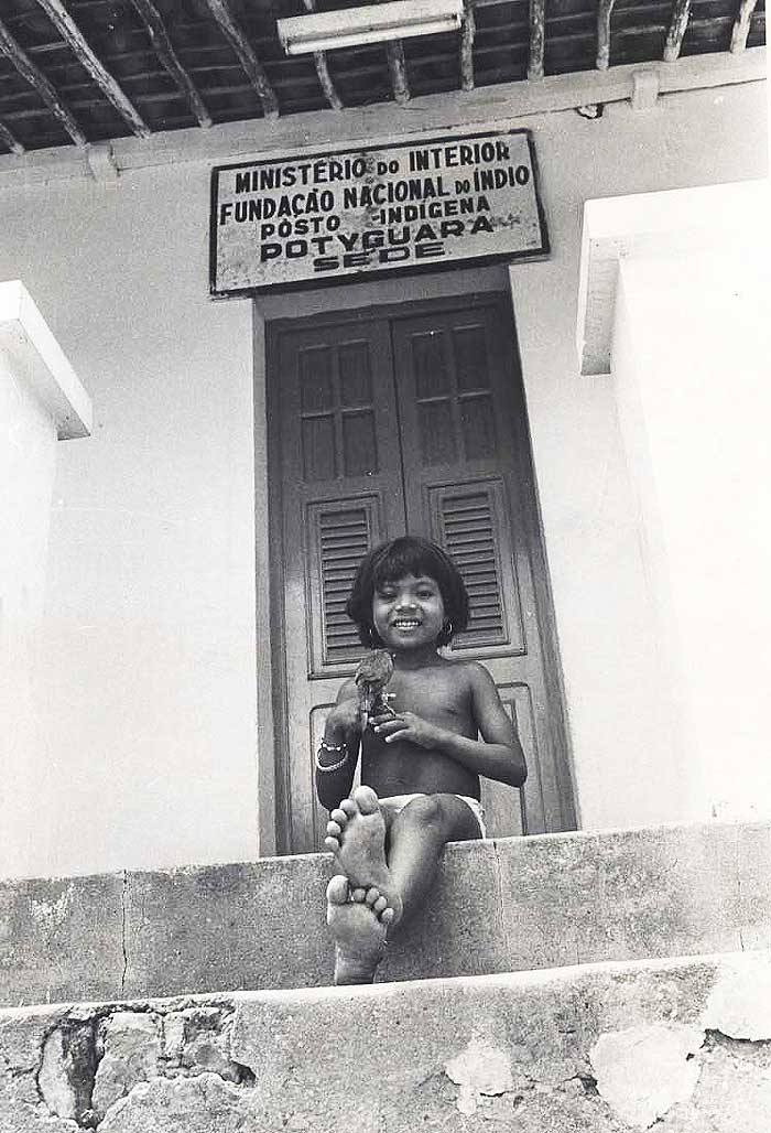 Menina Potyguara em frente ao Posto Indígena Potyguara, na Baía da Traição. Foto: Acervo do Jornal do Brasil, década de 80.