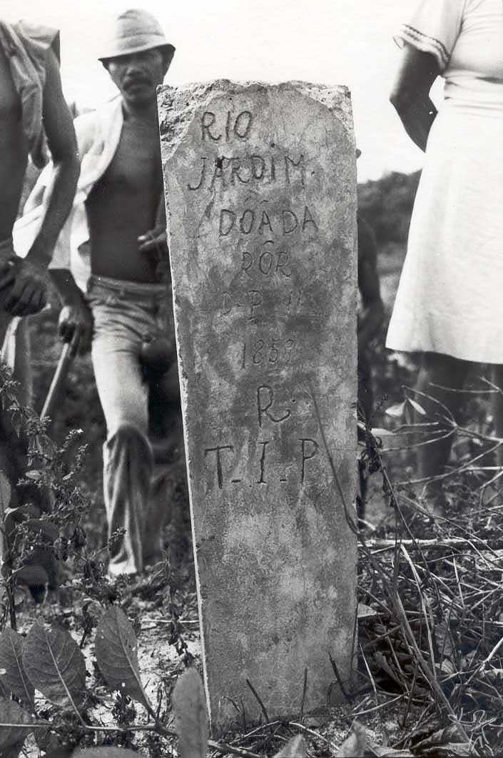 Marco de pedra da área doada por D. Pedro II em 1859 na Baia da Traição. Foto: Tiuré, 1981.
