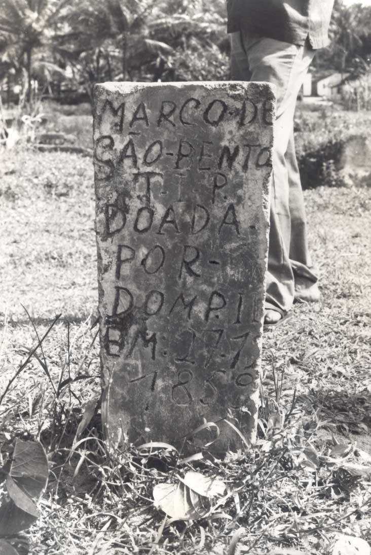 Marco de pedra deárea doada por D. Pedro II em 1859 na Baía da Traição. Foto: Tiuré, 1981.