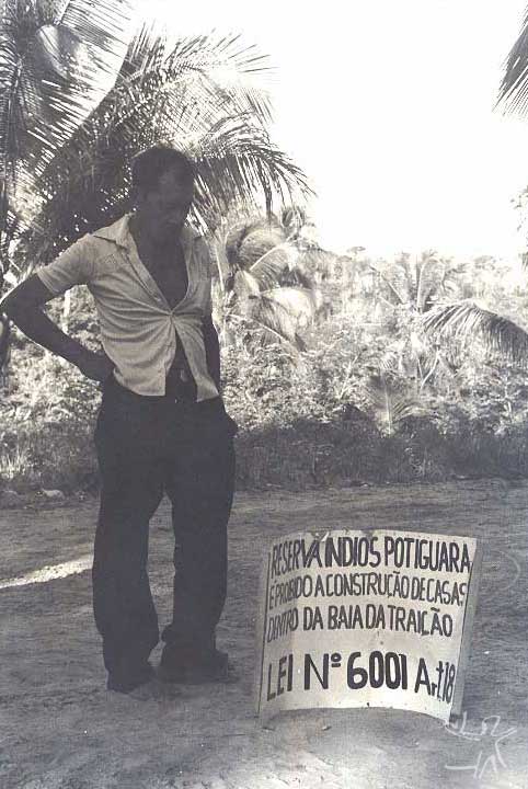 Placa demarcatória da TI Potyguara. Foto: Tiuré, 1981.