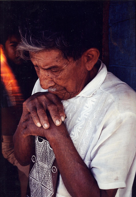 Tuxaua Manoelzinho Miquiles na leitura do Porantim, aldeia Nova Esperança, rio Marau. Foto: Sônia Lorenz, 1980.