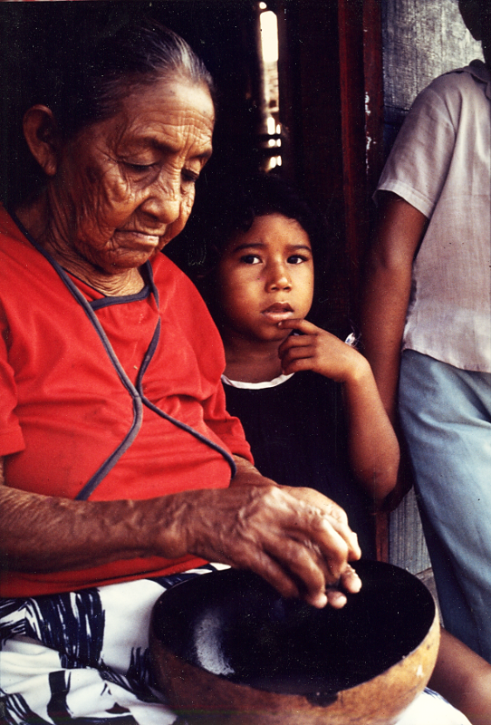 Cristina ralando guaraná com a neta Izete, aldeia Nova Esperança no rio Marau. Foto: Sônia Lorenz, 1980.