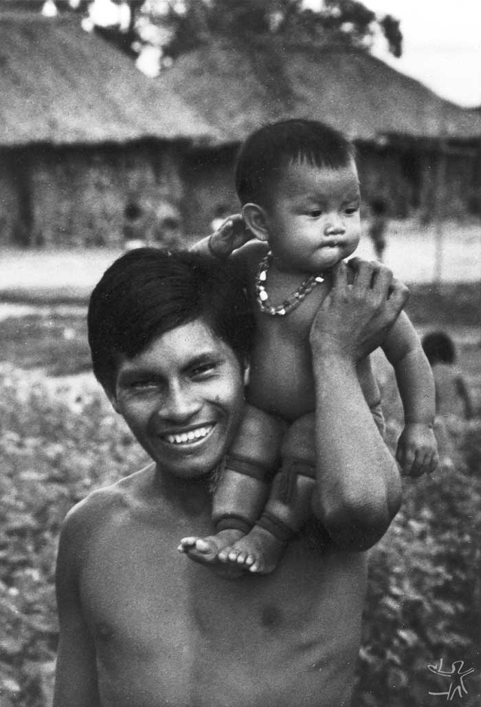 Rapaz Tapirapé com sua filha. Foto: Arquivo da Prelazia de São Félix, 1970.