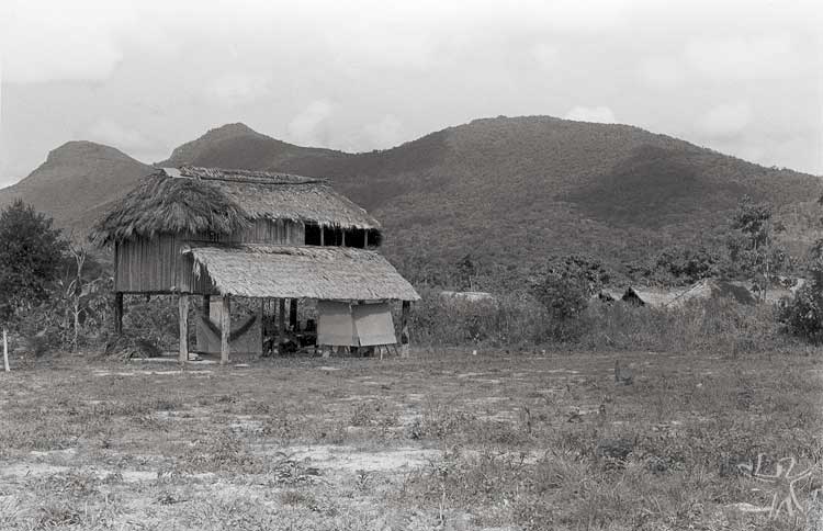Habitação na aldeia Sorocaima, própria para regiões alagadiças. Foto: Eliane Motta, 1984.