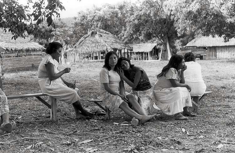 Moças Taurepang na aldeia Sorocaima. Foto: Eliane Motta, 1984.