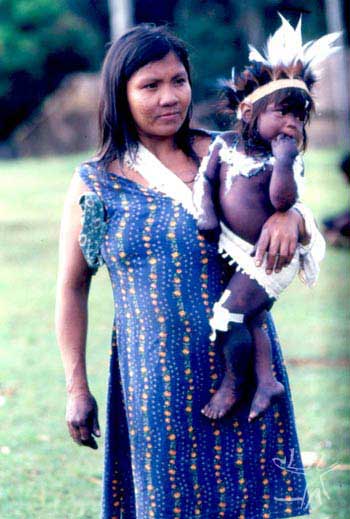 Mulher com criança Tembé no Gurupi. Foto: Vincent Carelli, 1980