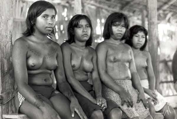 Jovens iniciadas na festa Wihaohawo (festa da moça ou festa do moqueado), realizada durante a visita dos Tembé do Guamá ao Gurupi. Foto: Virgínia Valadão, 1983