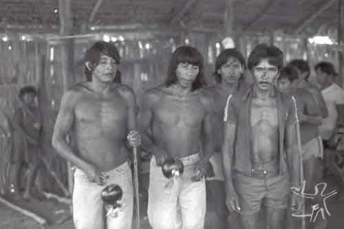 Festa do Wiraohawo. À esquerda, o cantador Piri; no meio, um cantador Urubu da aldeia de Japomirá; à direita um Tembé do Guamá em visita ao Gurupi. Foto: Virgínia Valadão,1983.