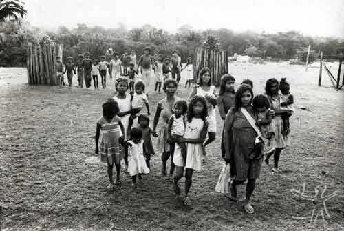 Festa do Wiraohawo-i para marcar a introdução da carne na dieta das crianças. Foto: Vincent Carelli, 1980