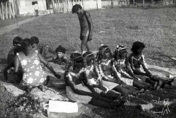 Jovens iniciadas na festa wihaohawo (festa da moça ou festa do moqueado),realizada durante a visita dos Tembé do Guamá ao Gurupi. Foto: Virgínia Valadão, 1983