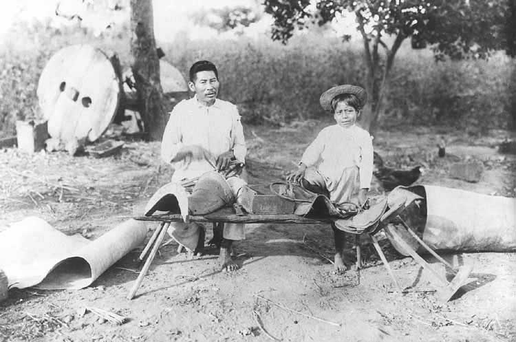 Fazendo arreio; Aldeia do Bananal. Foto: acervo do Museu do Índio, 1922.