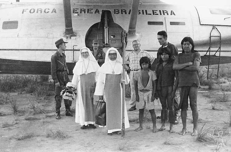 Os Tiriyó entre membros da FAB e missionárias. Foto: Angelo Machado, 1963.