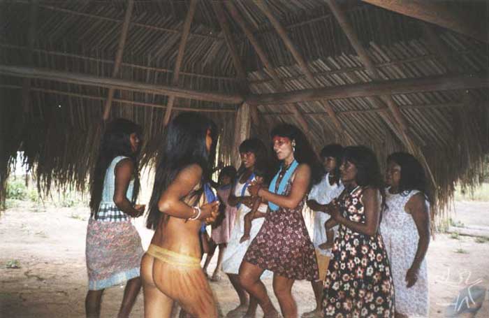 Cantando e dançando as músicas do Yamurikumã. Foto: Takap Pi'yu Trumai Kaiabi, 2000