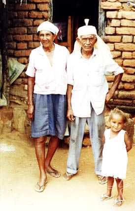 Da. Santa e Sr. Luís Fatum, mestres de toré, e neta. Foto: Ugo Maia, 2000.