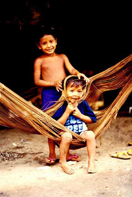 Crianças brincando com as redes de dormir. Foto: Sergio Bloch, 2000.
