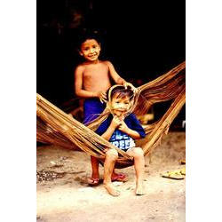 Crianças brincando com as redes de dormir. Foto: Sergio Bloch, 2000. waimiri_8