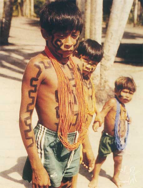 Meninos pintados e enfeitados para o ritual do Maryba. Foto: Henrique Cavallero, 1999.