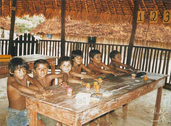 A educação no Programa Waimiri Atroari é voltada para valorizar a cultura indígena e ao mesmo tempo preparar os Waimiri Atroari para o contato com o mundo dos brancos. Foto: Nádia Barboza, 1999.