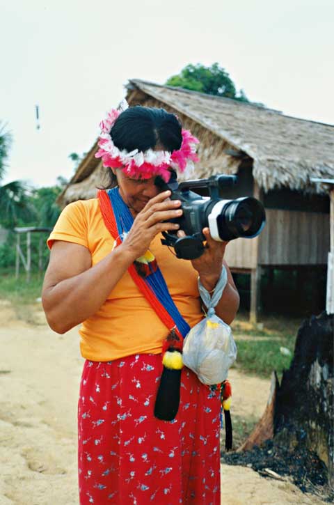Oficina de video na comunidade Waiwai do Jatapuzinho (RR). Foto: Evelyn Schuler, 2002.