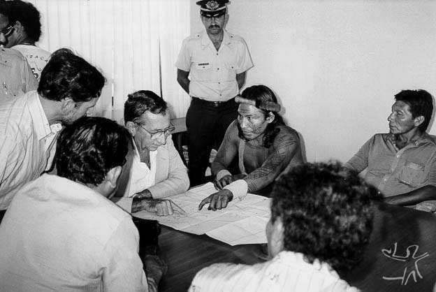 Encontro de lideranças indígenas com o governador do Amapá Jorge Nova da Costa. Foto: Dominique T. Gallois, 1989.