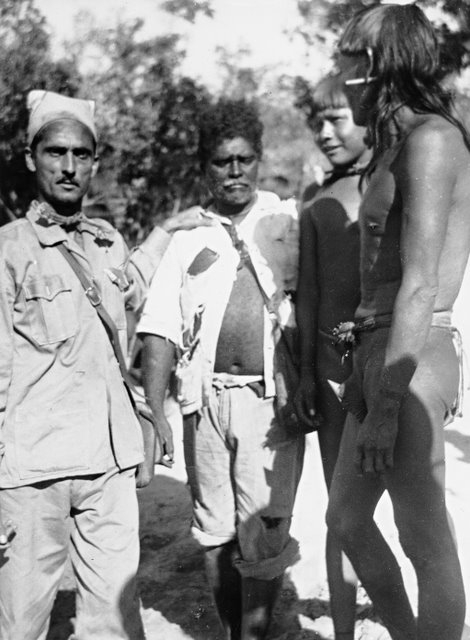 Francisco Meirelles (à esquerda), com o auxiliar de sertão Ladislau Cardoso, o cacique Uruhuenan e Serimicramin. Museu do Índio. Foto: Lamonica/Museu do Índio, 1951