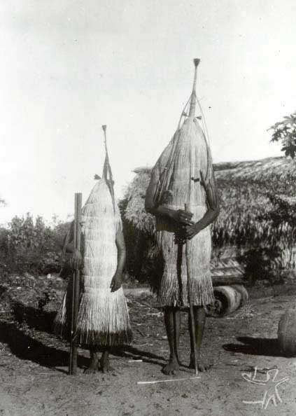 Máscaras Padí com varas e cacetes. Foto: Curt Nimuendaju/Museu Nacional, 1937