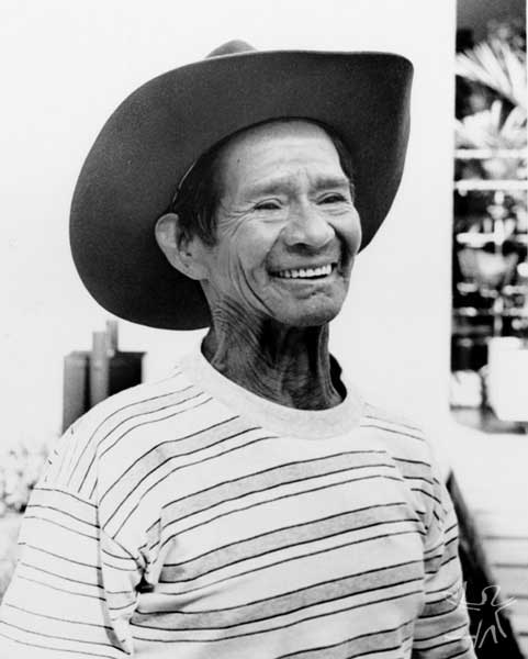 Kuein Manhaai Nhaguakã Xetá (Manhaai = pássaro do inverno; Nhaguakã = gato do mato). É o mais velho dos sobreviventes Xetá, com idade aproximada de 60 anos. É falante da língua e mora no Posto Indígena Rio das Cobras, Nova Laranjeira, PR. Foto: Márcia Ros