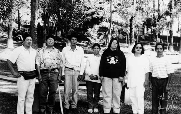 Os sobreviventes Xetá: (da esquerda p/ baixo): Tiküein, Tuca Tiküein, Ã, Tiguá e Kuein. Foto: Márcia Rosato, 30 de Agosto, 1997, Curitiba, Paraná
