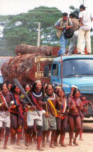 Festa por ocasião de saída da primeira safra de madeira da Terra Indígena Xikrin do Cateté. Foto: Pedro Martinelli-2000, ISA