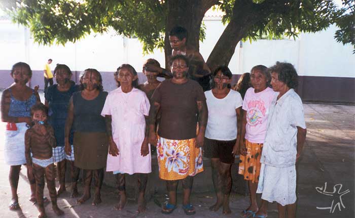 Leader of the group together with Xipaya women and children. Photo: Marlinda Melo Patrício, 1999.