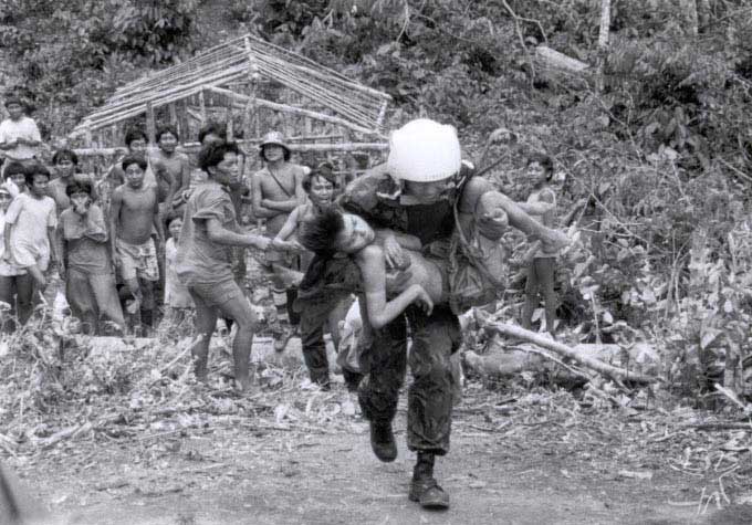 Piloto de helicóptero da Força Aérea Brasileira socorre Yanomami doente da maloca Hemosh. Foto: Charles Vincent, Arquivo ISA/1990.