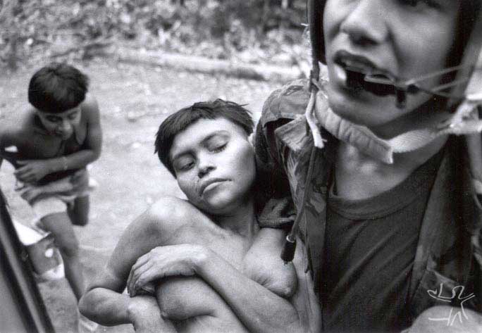 Piloto de helicóptero da Força Aérea Brasileira na remoção de mulher Yanomami doente da maloca Hemosh para o posto médico de Surucucus. Foto: Charles Vincent, Arquivo ISA/1990.