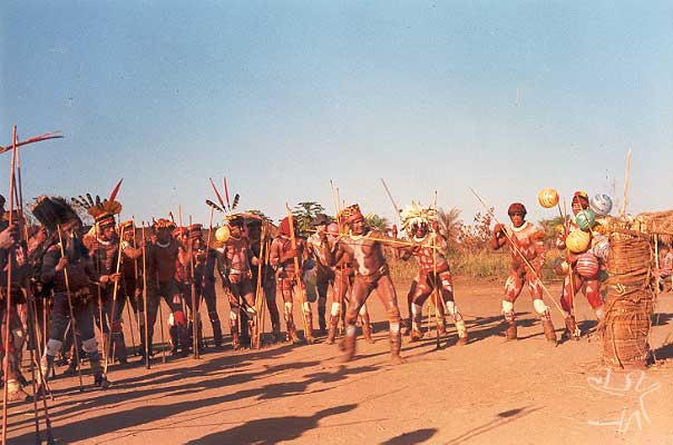 Chefe yawalapiti dando início a um jawari com os Waurá. Foto: Eduardo Viveiros de Castro, 1977.