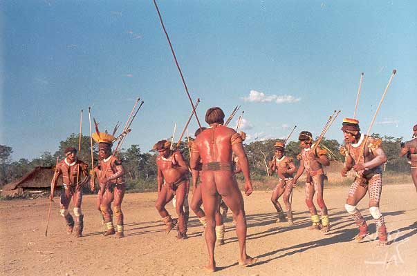 Dança preparatória, na aldeia yawalapiti, para um jawari com os Waurá. Foto: Eduardo Viveiros de Castro, 1977.
