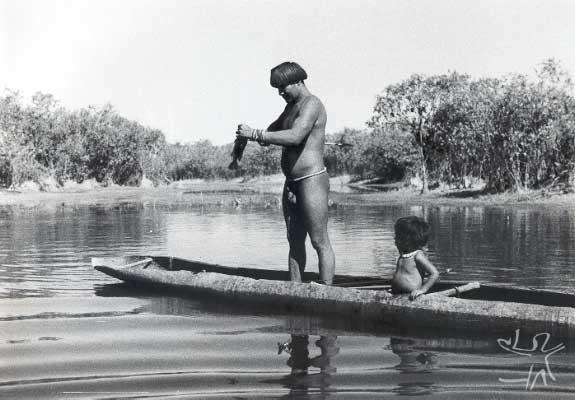 Yawalapiti pescando com seu filho no então Posto Indígena Vasconcelos, no Parque Indígena do Xingu. Foto: René Fuerst, 1955.