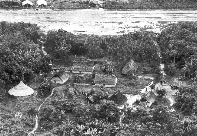 Pista de pouso e barracas de garimpeiros (ao fundo), ao lado da aldeia de Waikás, em Roraima. Foto: Murilo Santos/CEDI, 1989.