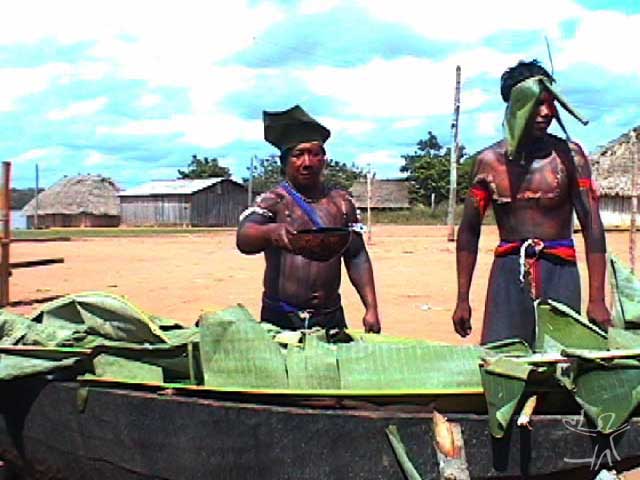 Homens com chapéus improvisados para um canto de cauinagem. Foto: Tânia Stolze Lima. Aldeia de Tubatuba, 2001