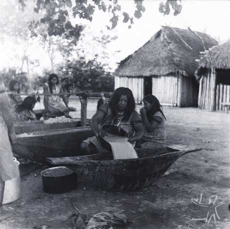 Mulheres Yudjá preparam cauim. Foto: Adélia de Oliveira, 1966.
