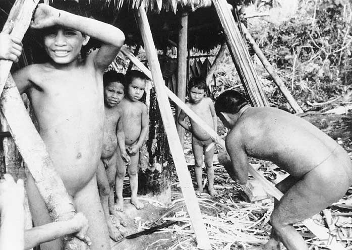 Grupo Zuruahã no Igarapé do Coxodoá. Foto: Gunter Kroemer, 1984.