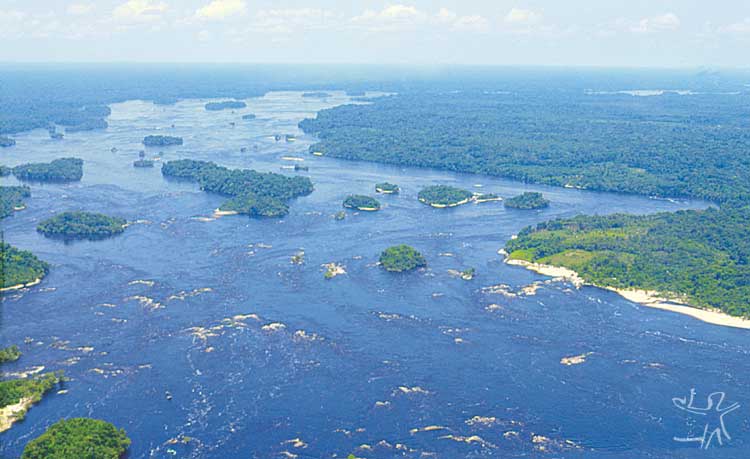 Rio Negro, logo abaixo de São Gabriel da Cachoeira. Foto: Beto Ricardo, 1996.