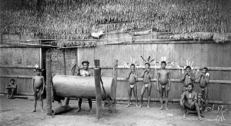 Trocano em frente à maloca tukano de Pari-Cachoeira, no Rio Tiquié. Foto: Koch-Grünberg, 1904. Segundo o antropólogo alemão, esta maloca media 28,80 metros de comprimento, por 21 de largura e 10,20 de altura.
