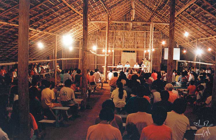 Assembléia na maloca da sede da Foirn (Federação das Organizações Indígenas do Rio Negro). Foto: Ana Laura Junqueira, 1996.