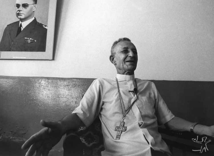 D. Miguel Alagna, prelado de São Gabriel, fotografado em seu gabinete, tendo ao fundo o retrato do brigadeiro Eduardo Gomes. Foto: Vincent Carelli, 1987.