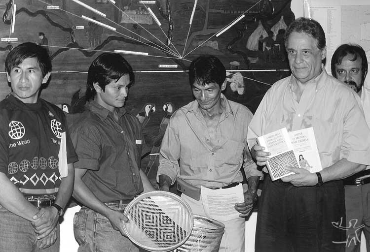 O presidente Fernando Henrique Cardoso, em visita a S. Gabriel, recebeu da diretoria da FOIRN o pedido para que o governo federal agilizasse a demarcação. Foto: Lula Marques (Folha Imagem), 1996.