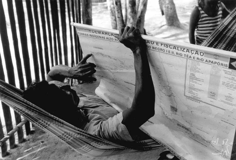 Todas as comunidade receberam cópia e puderam conferir o mapa das terras em demarcação. Foto: Beto Ricardo, 1997.