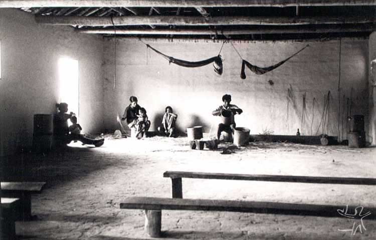Homens fazendo cestaria de arrumã, atividade tradicionalmente masculina. Foto: Beto Ricardo, 2000.