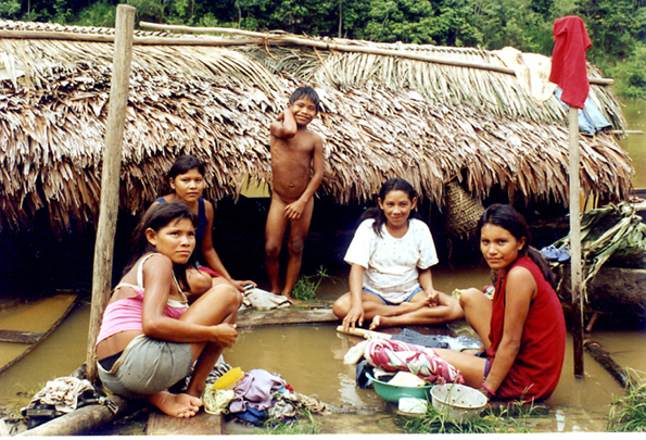 Mulheres Kanamari lavando roupas. Foto: Luiz Costa, 2004