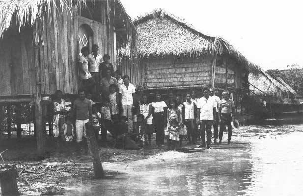 Índios e colonos nas proximidades do Cajueiro na Semana Santa. Foto: Padre Angelo Pansa, 1985.
