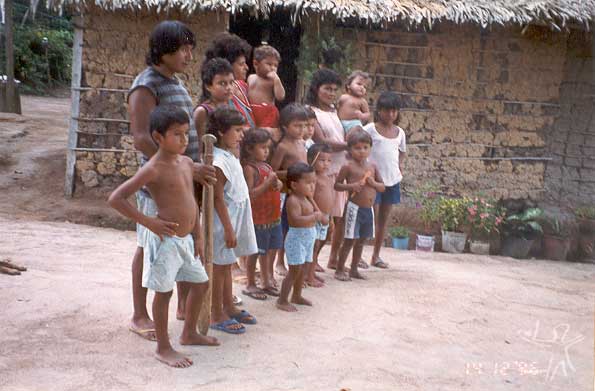 Lourival Kuruaya, cacique da Aldeia Cajueiro, e sua família. Foto: Marlinda Melo Patrício, 1997.