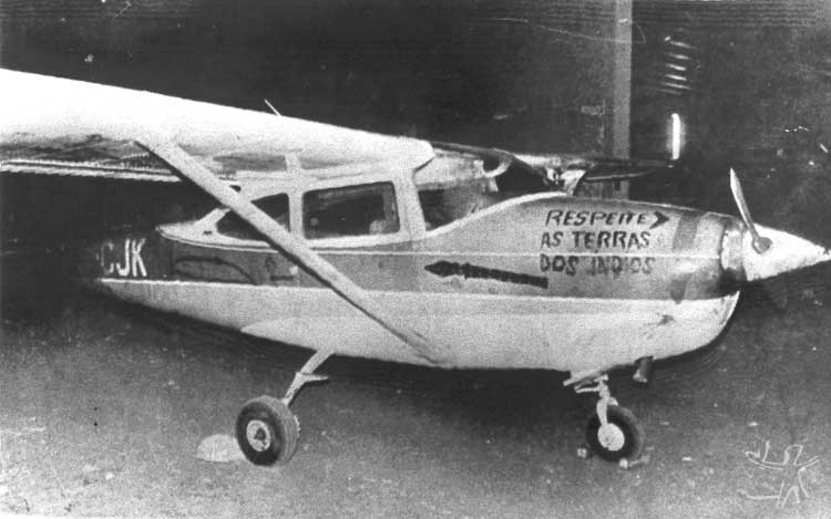 Índios kaiabi devolvem avião em ato de protesto. Foto: Luiz Antônio, 1983.